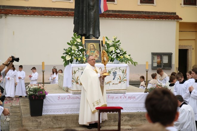​Proslavljena svetkovina Tijelova misom u varaždinskoj katedrali i procesijom ulicama grada